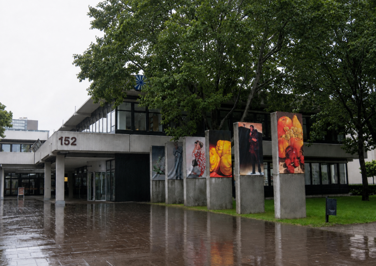Mehr über den Artikel erfahren Hugenottenhalle: in Zeitlupe gegen die Wand